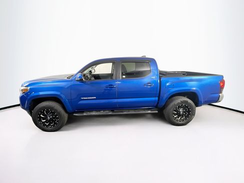 Used 2018 Toyota Tacoma SR5 AWD/4WD image 8