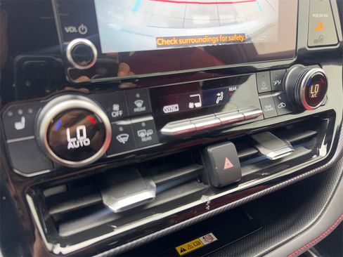 Used 2024 Toyota Highlander FWD image 71