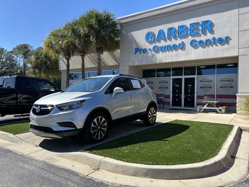 Used 2021 Buick Encore Preferred w/ Safety Package II image 3