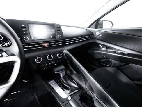 Used 2025 Hyundai Elantra SE FWD image 29