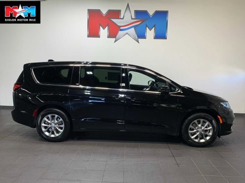 New 2026 Chrysler Pacifica Select image 1