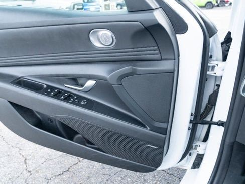 Used 2025 Hyundai Elantra Limited image 25