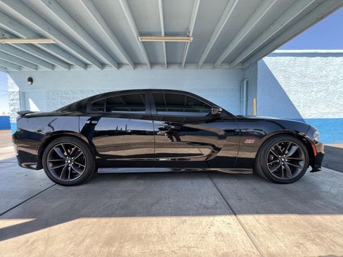 Used 2018 Dodge Charger R/T Scat Pack image 2