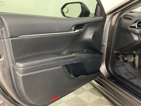 Used 2022 Toyota Camry SE FWD image 11