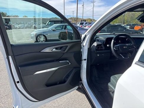 Used 2025 Chevrolet Traverse LT image 11