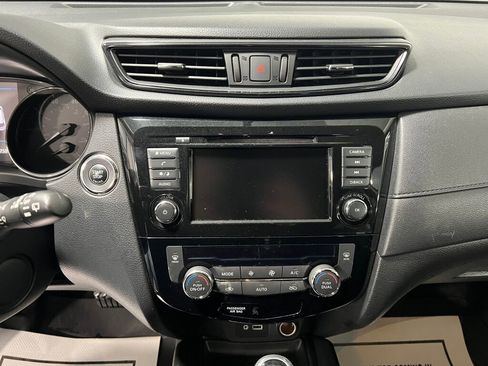 Used 2018 Nissan Rogue SV image 12