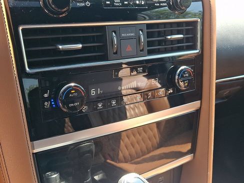 Used 2024 INFINITI QX80 Sensory w/ All-Season Package AWD/4WD image 16