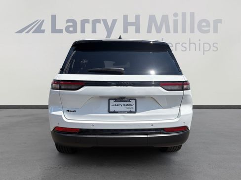 Used 2024 Jeep Grand Cherokee Altitude AWD/4WD image 4