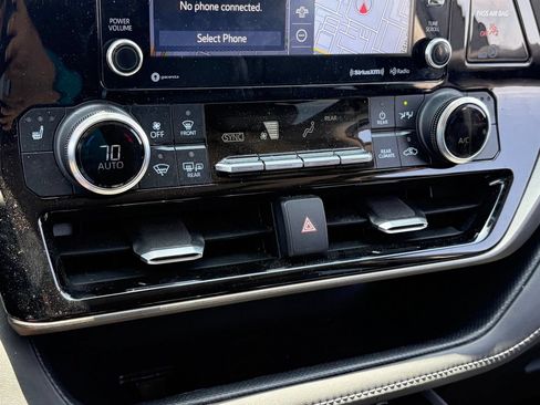 Used 2020 Toyota Highlander XLE FWD image 10