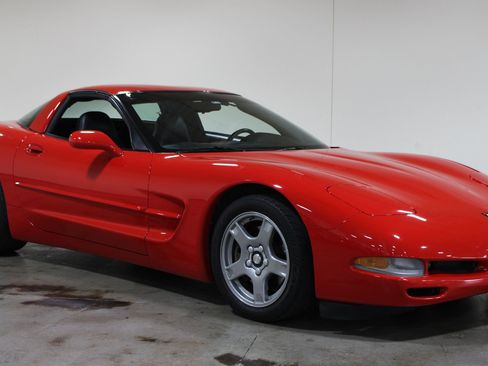 Used 1998 Chevrolet Corvette Coupe w/ Roof Pkg RWD image 39