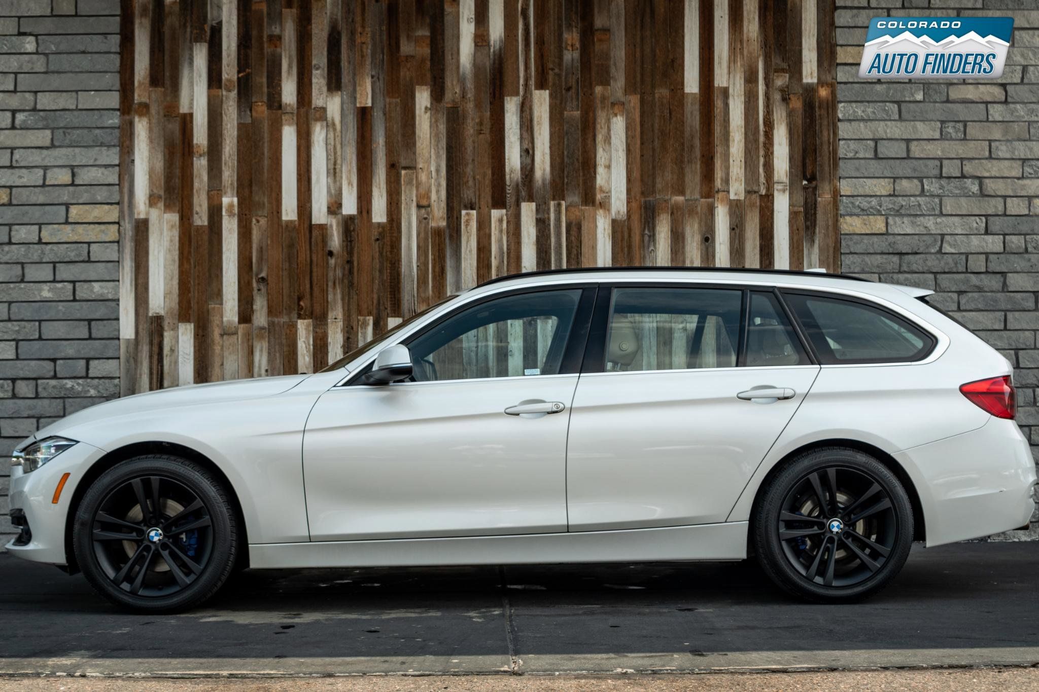 Used 2017 BMW 330i xDrive Wagon AWD/4WD image 3