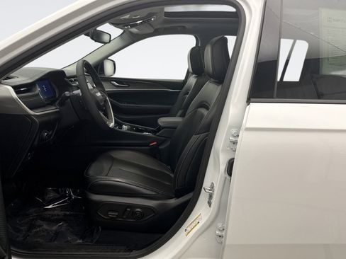 Used 2023 Jeep Grand Cherokee L Limited image 11