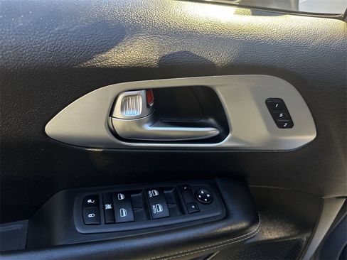 Used 2022 Chrysler Pacifica Touring-L w/ S Appearance Package image 15