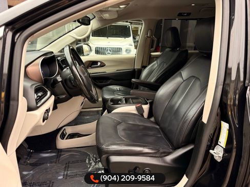 Used 2019 Chrysler Pacifica Touring-L image 20