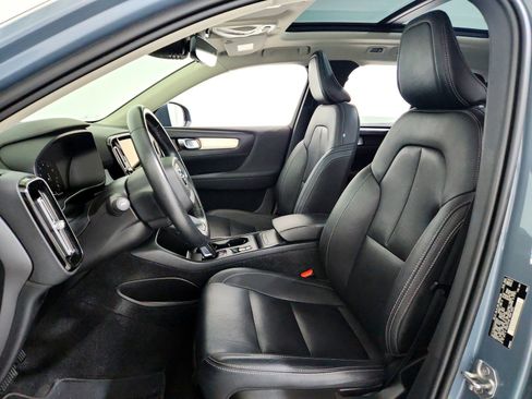 Used 2021 Volvo XC40 T5 Momentum image 10