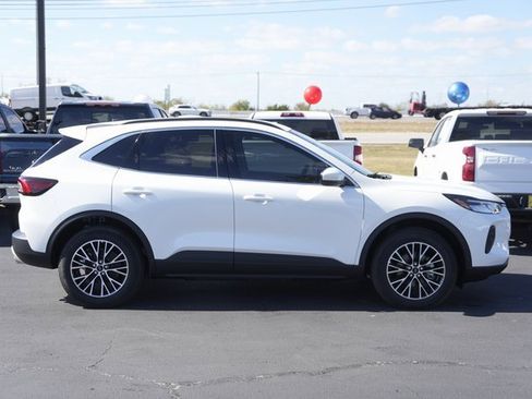 Used 2025 Ford Escape SE image 5