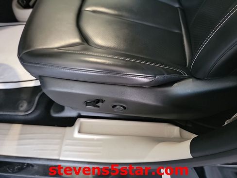 Used 2023 Chrysler Pacifica Touring-L FWD image 13