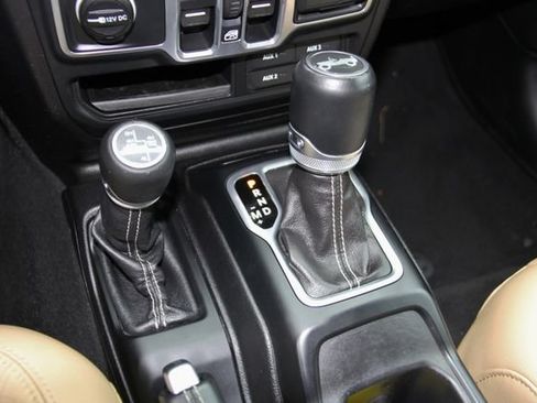 Used 2018 Jeep Wrangler Unlimited Sahara AWD/4WD image 28