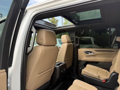 Used 2021 Chevrolet Suburban Premier AWD/4WD image 12