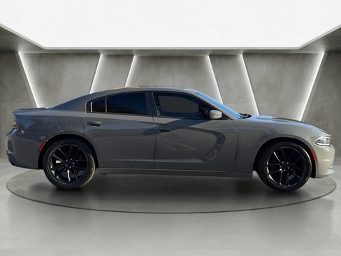 Used 2017 Dodge Charger SE RWD image 2