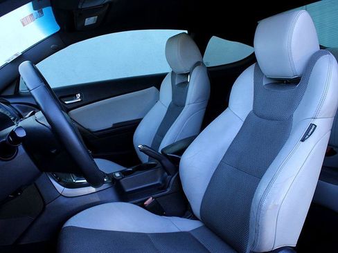 Used 2016 Hyundai Genesis 3.8 image 12