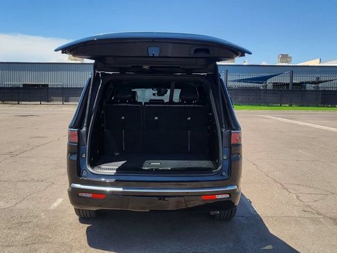 Used 2024 Jeep Wagoneer Series II w/ Flexible Seating Group AWD/4WD image 12
