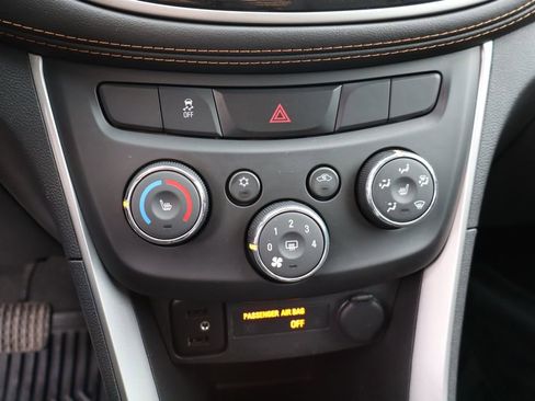 Used 2022 Chevrolet Trax LT w/ Premium Seat Package AWD/4WD image 21