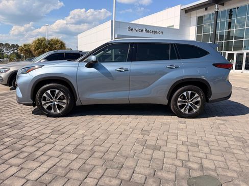 Used 2022 Toyota Highlander XLE image 11