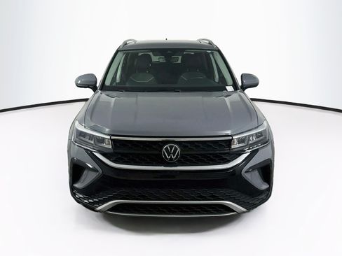 Used 2023 Volkswagen Taos SE w/ Panoramic Sunroof Package FWD image 2
