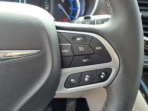 Used 2023 Chrysler Pacifica Touring-L image 12