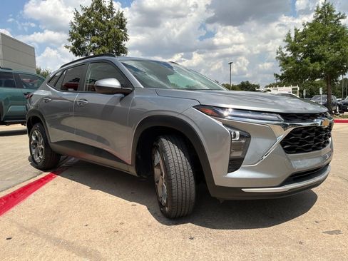Used 2025 Chevrolet Trax LT w/ LT Convenience Package FWD image 4