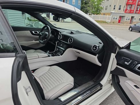 Used 2019 Mercedes-Benz SL 550 w/ Driver Assistance Package image 17