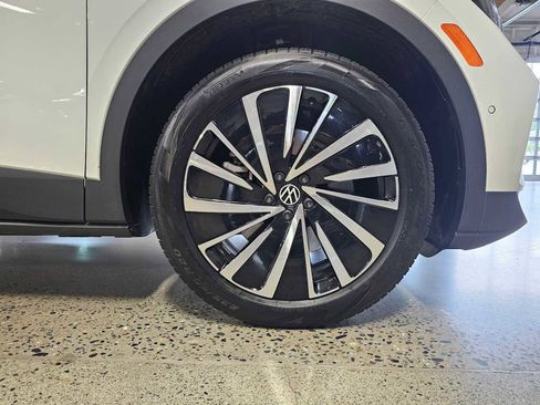 Used 2025 Volkswagen ID.4 Pro AWD/4WD image 9