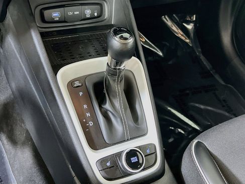 Used 2023 Hyundai Venue Limited FWD image 17
