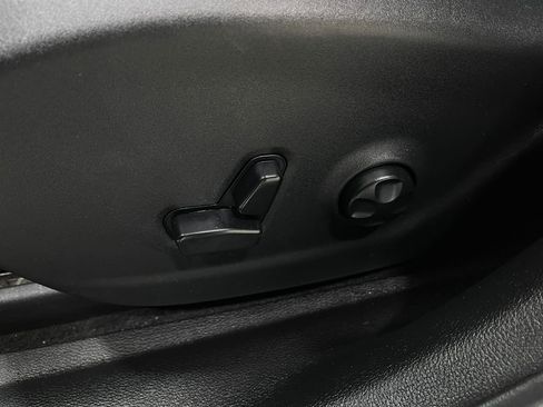 Used 2019 Jeep Cherokee Limited image 16