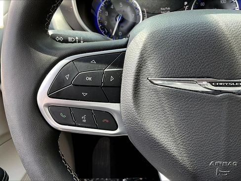 Used 2024 Chrysler Pacifica Touring-L FWD image 13