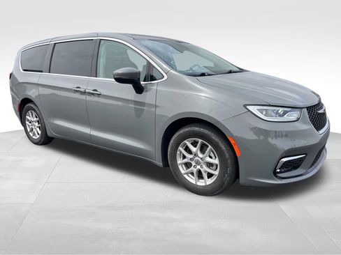Used 2023 Chrysler Pacifica Touring-L image 3