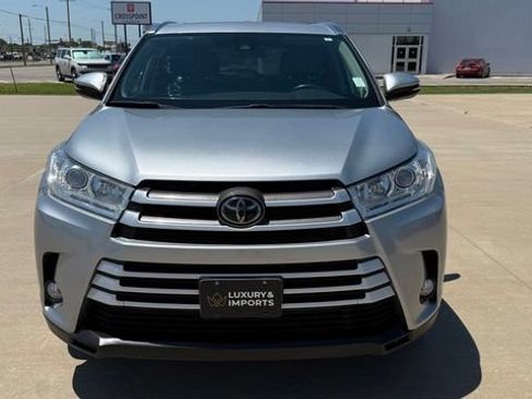 Used 2019 Toyota Highlander XLE FWD image 11