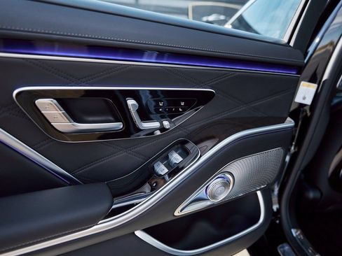 Used 2025 Mercedes-Benz Maybach S 580 4MATIC image 38