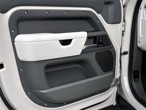 New 2026 Land Rover Defender 110 X-Dynamic SE image 16