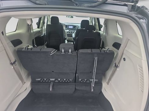 Used 2022 Chrysler Voyager LX FWD image 9