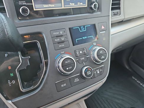 Used 2020 Toyota Sienna L FWD image 18