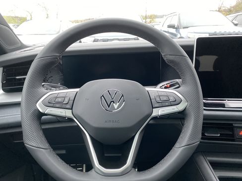 New 2025 Volkswagen Tiguan SE R-Line image 14