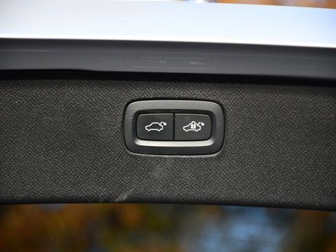 Certified 2025 Volvo XC90 B6 Plus image 30