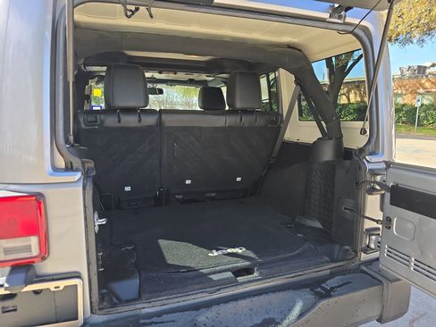 Used 2016 Jeep Wrangler Unlimited Rubicon w/ Connectivity Group image 18