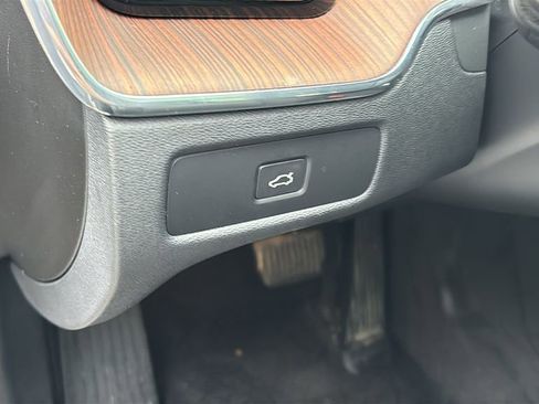 Certified 2023 Volvo XC60 B5 Plus AWD/4WD image 13