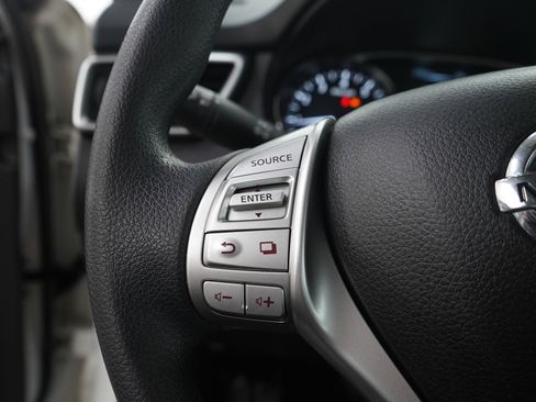 Used 2014 Nissan Rogue S FWD image 23
