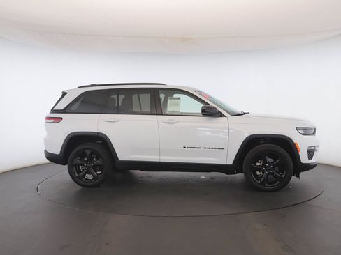 Used 2023 Jeep Grand Cherokee Limited w/ Black Appearance Package AWD/4WD image 22