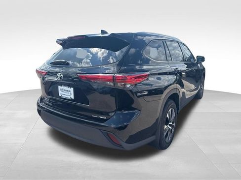 Used 2021 Toyota Highlander XLE AWD/4WD image 5