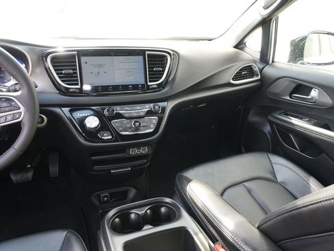 Used 2025 Chrysler Pacifica Select FWD image 19